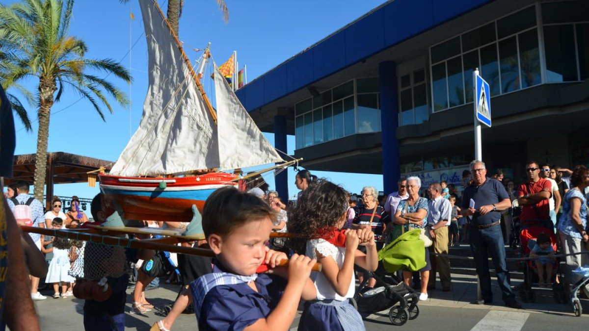 El Serrallo vive con emoción la tradicional procesión de Sant Pere