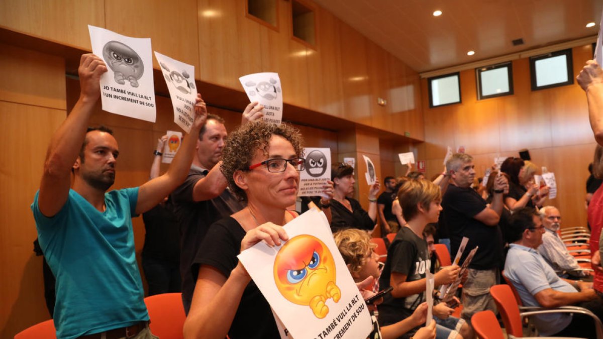 Indignació al ple de Cambrils per l'aprovació d'apujar el sou a set treballadors