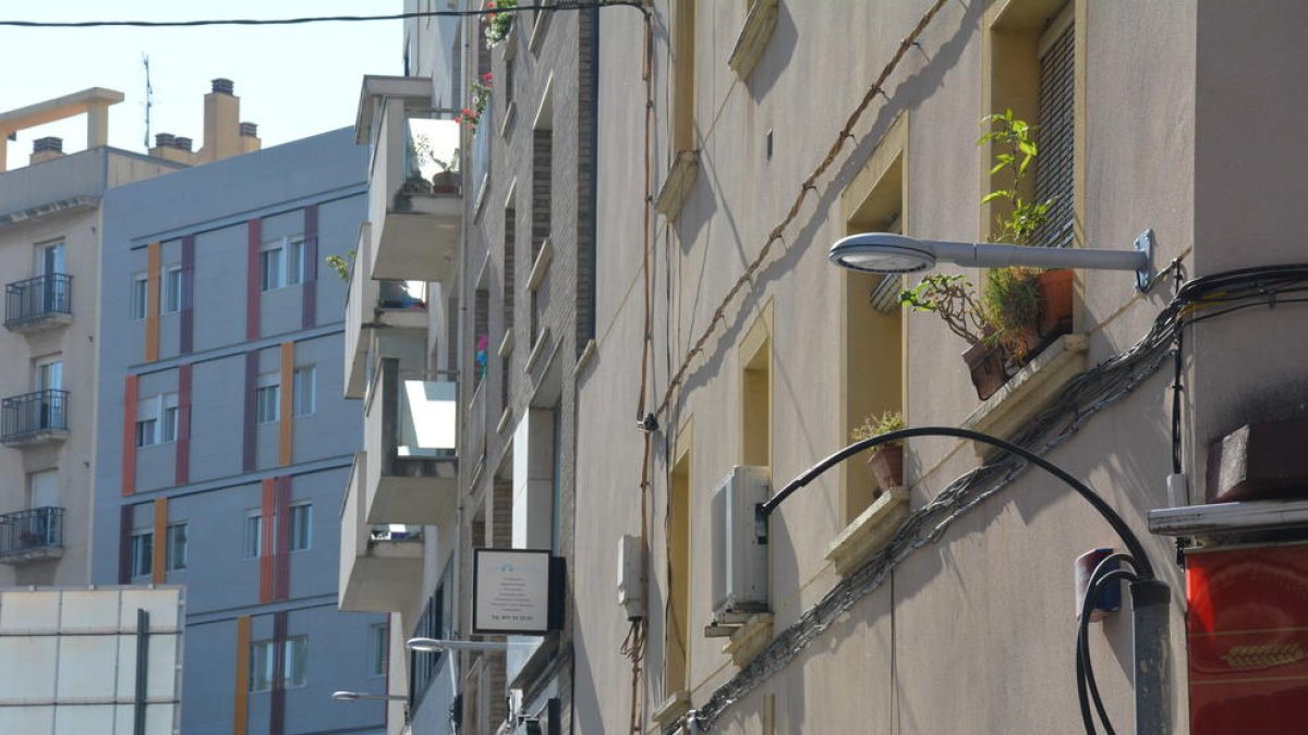 El Ayuntamiento instala 8 nuevos puntos de luz en la calle López Peláez después de años reclamándolo
