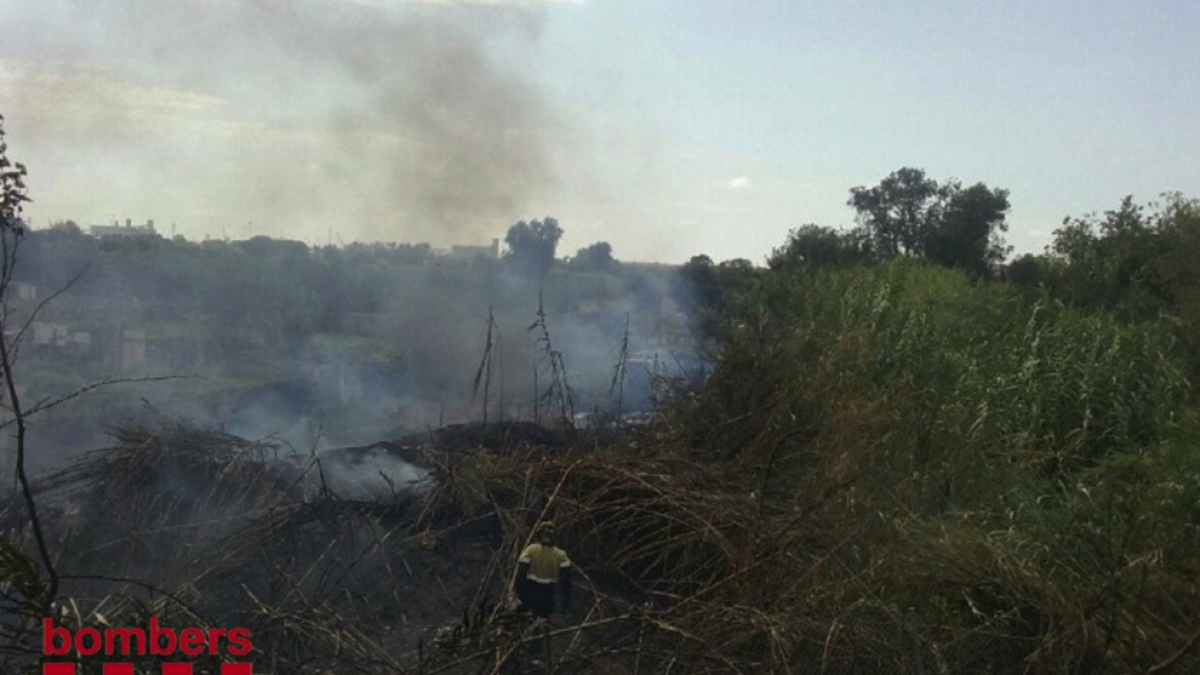 Un incendi forestal obliga a tallar un carril de l'A-7 a Tarragona i causa retencions