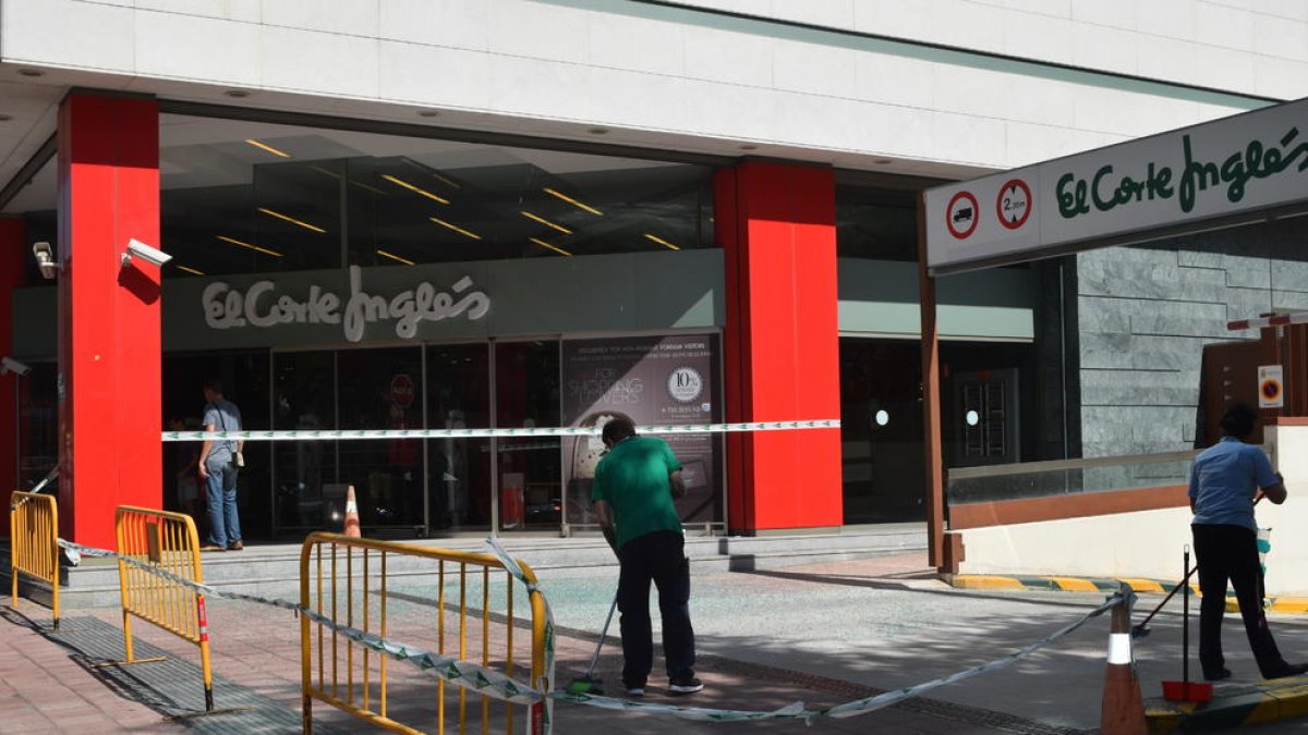 El Corte Inglès fa caure de manera controlada un vidre exterior de la façana