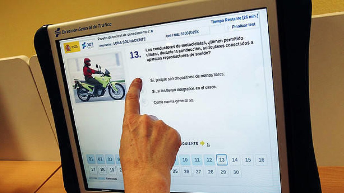 Sorprenden a un tarraconense copiando al examen de conducir con móvil y audífono