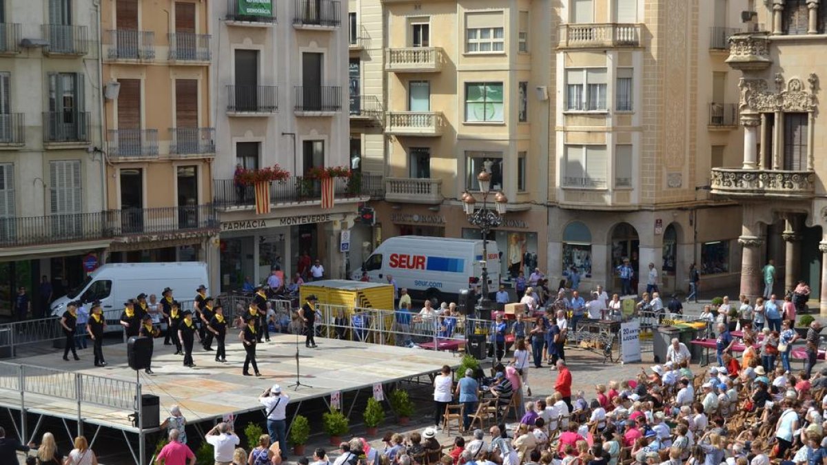 Bailes y actuaciones de varias entidades dan el pistoletazo de salida a la Fiesta de las Personas Mayores