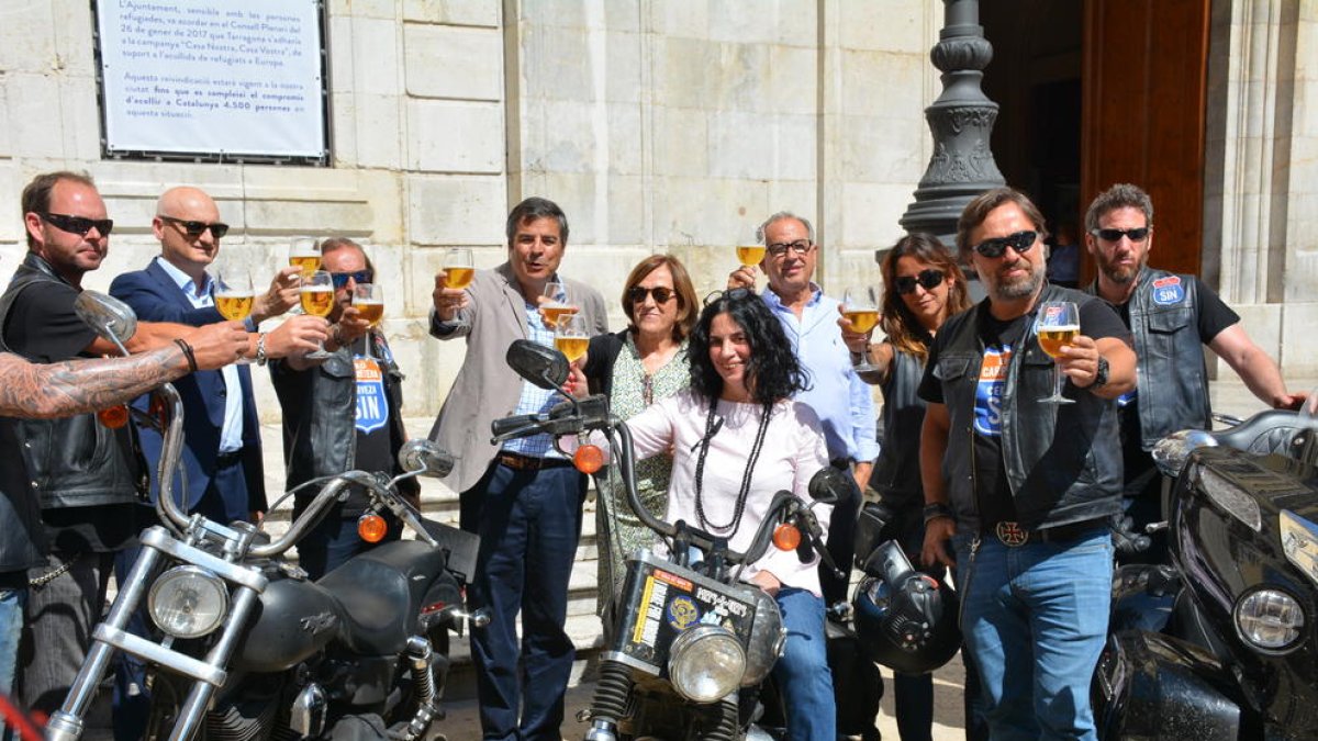 El motoristes de la campanya 'En la carretera, cerveza sin', paren a Tarragona