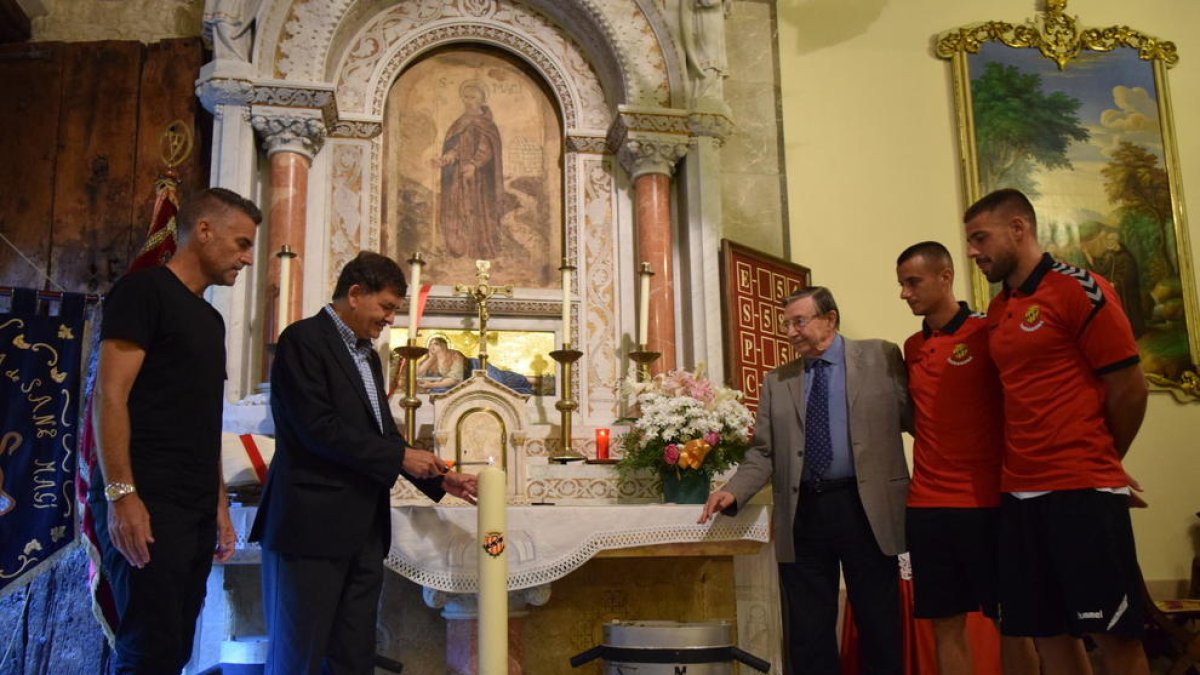 Los jugadores del Nàstic hacen la tradicional ofrenda a Sant Magí