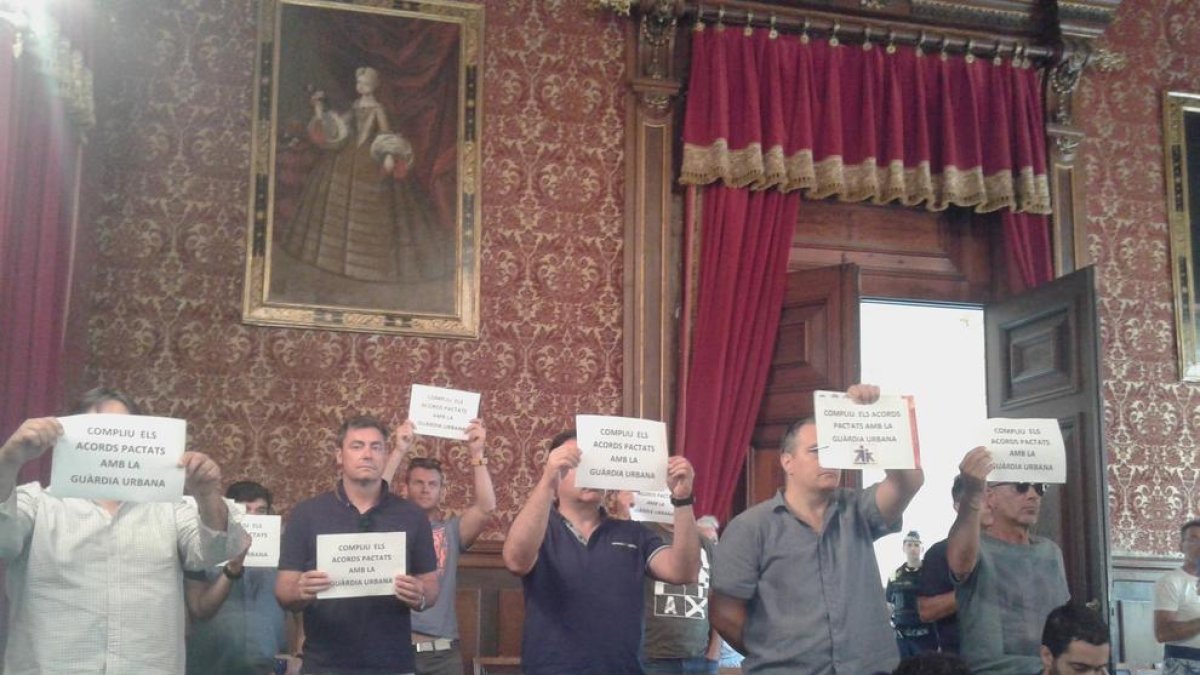 Protesta de la Guardia Urbana al pleno para que el equipo de gobierno cumpla con los acuerdos pactados