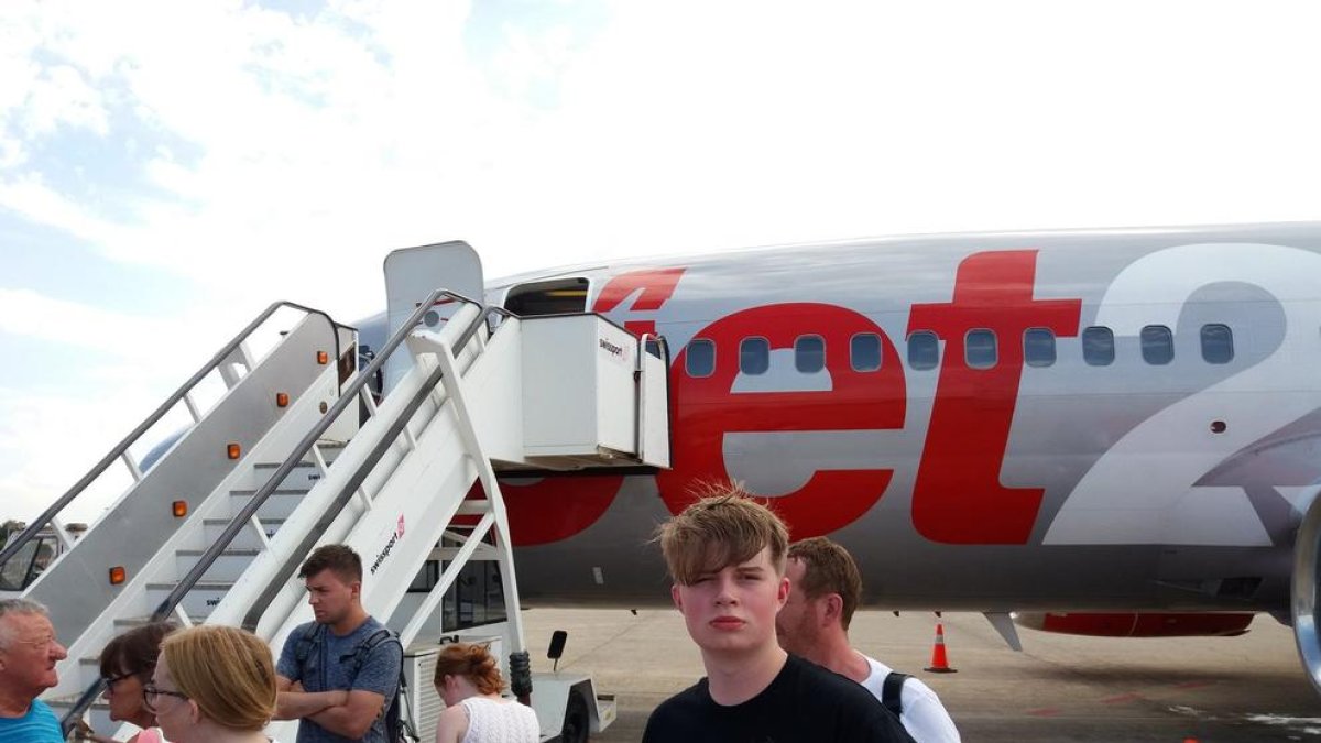 Desembarquen els passatgers d'un vol Reus-Leeds per una avaria