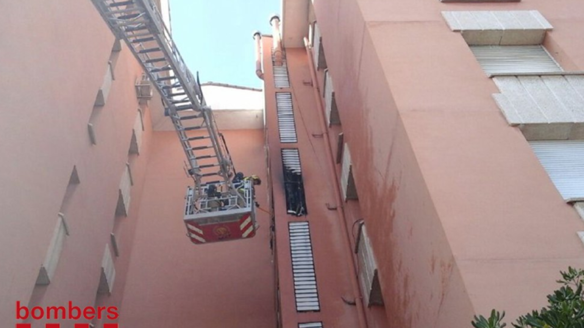 Un incendi crema un balcó d'un pis del barri tarragoní de Campclar