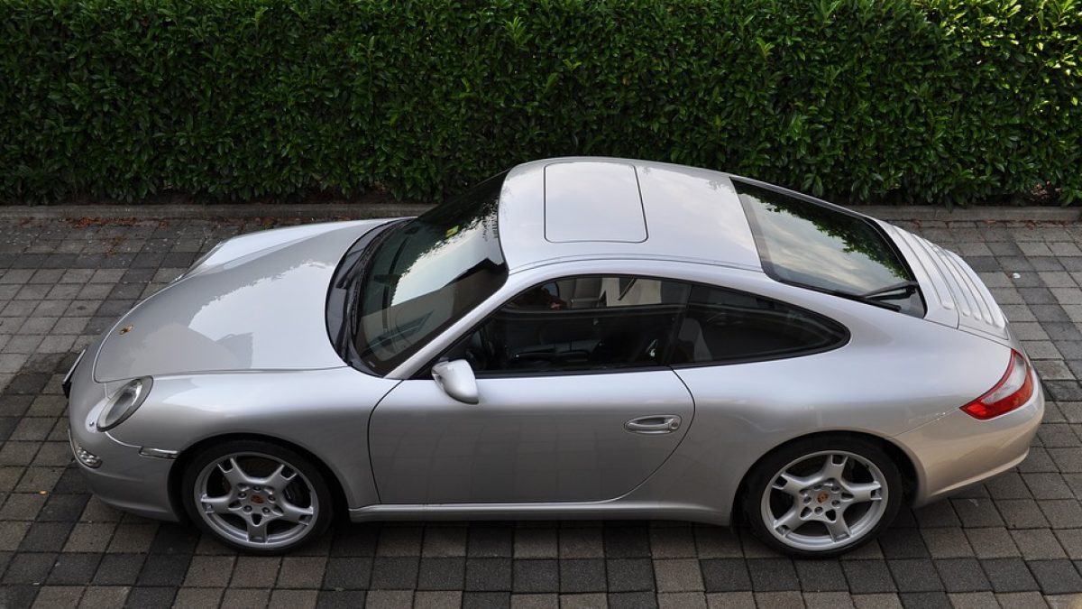 Se compra un Porsche Carrera con el dinero de la anciana que cuidaba