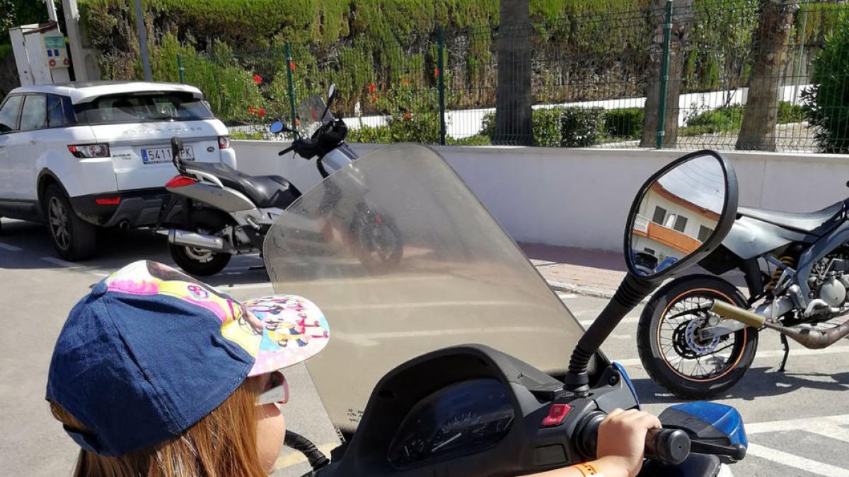 Reparten pulseras a los menores en la playa y en actos lúdicos para localizarlos rápidamente si se pierden