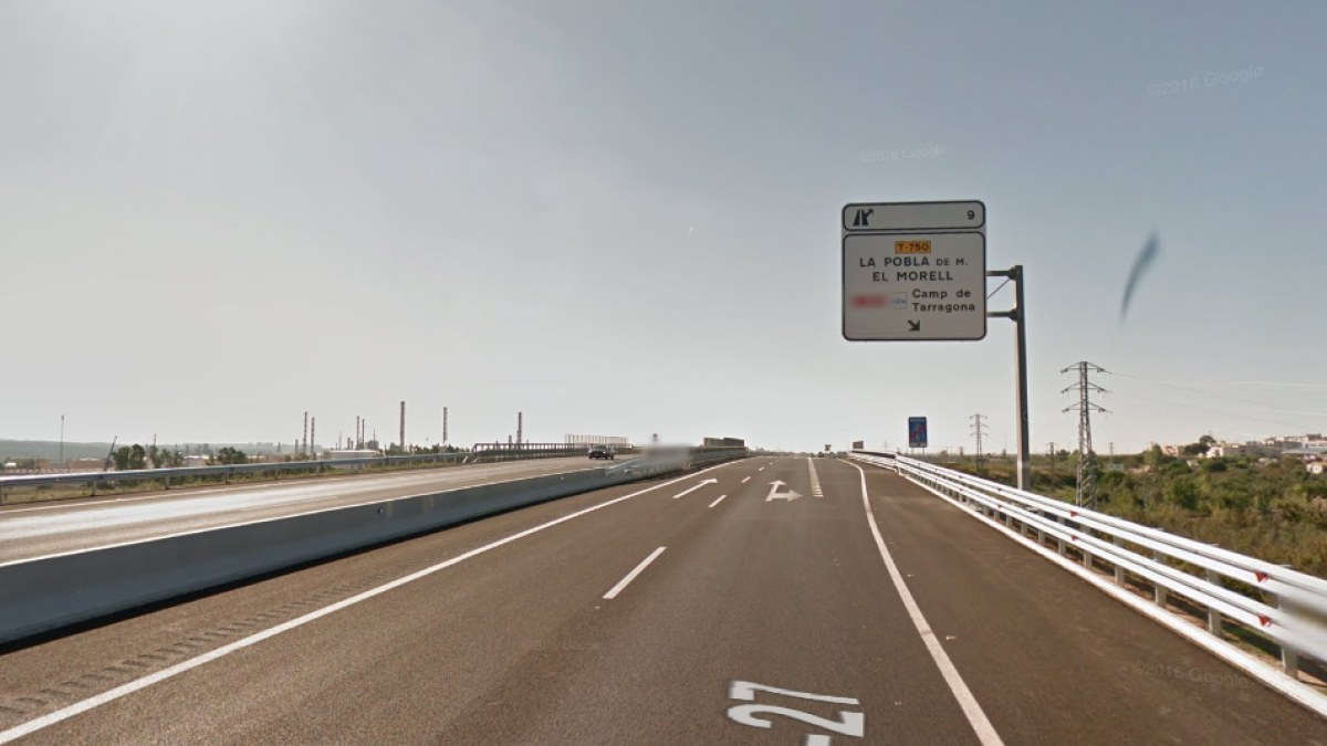 Una dona de 35 anys ferida en un accident entre dos cotxes i un camió a la Pobla de Mafumet