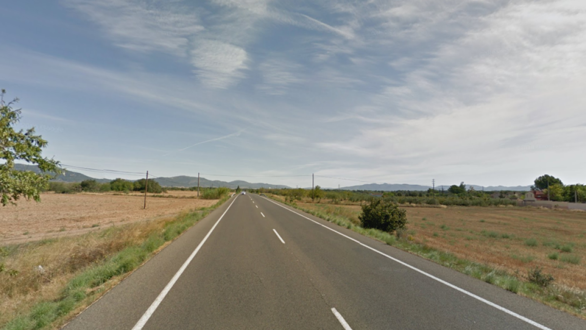 Dos personas heridas y una tercera atrapada en un accidente triple en Valls