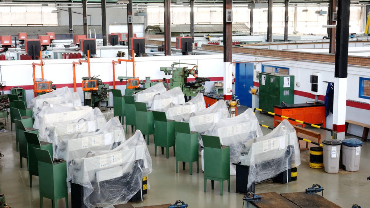 Los alumnos de l'IES Pere Martell dan clase bajo temperaturas «gélidas»