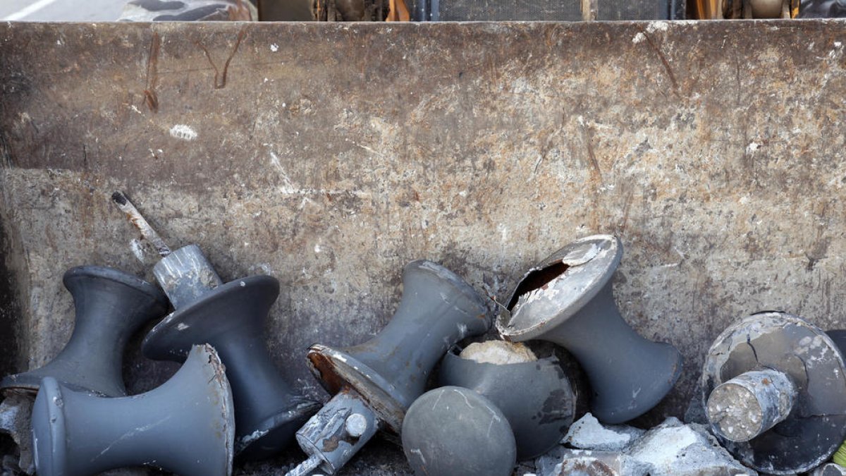 Retiren les pilones del Moll de Costa