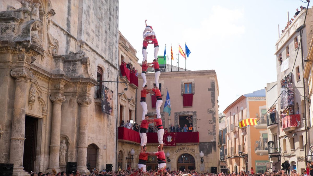 Els castells sense folre protagonitzen la diada de Santa Teresa del Vendrell