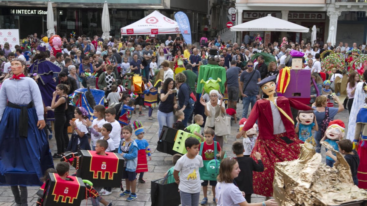 La Mulassa, el Lleó o l'Àliga 'Fets per Tu' aboquen al Seguici la il·lusió dels petits