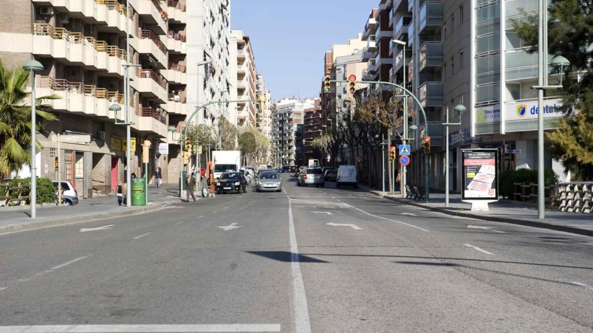 El Ayuntamiento sustituirá 285 farolas «oxidadas» del centro de la ciudad