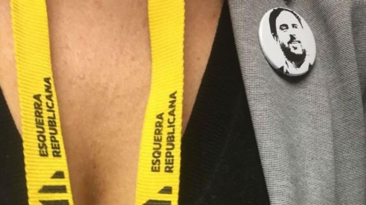 Impedeixen l'entrada momentàniament als apoderats i interventors d'ERC pel color de la cinta groga