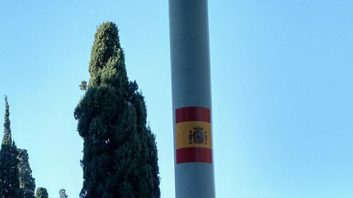 La via de l'Imperi de la Ciutat de Tarragona ha aparegut amb banderes espanyoles a les faroles
