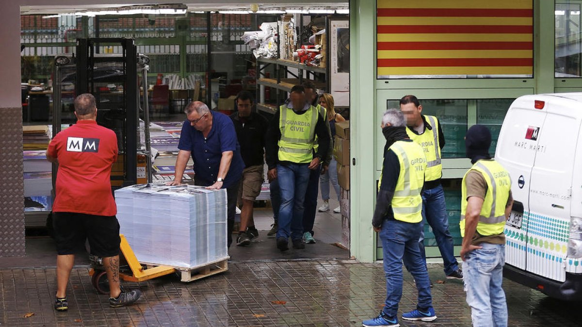 La Guàrdia Civil confisca material relacionat amb el referèndum en una nau de Sabadell