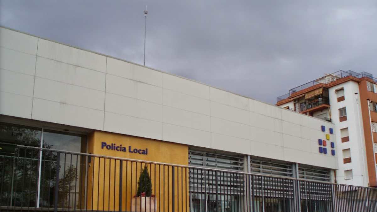 Sitges expedienta el Policia Local que va treure el mòbil a un periodista que cobria un acte de l'1-O