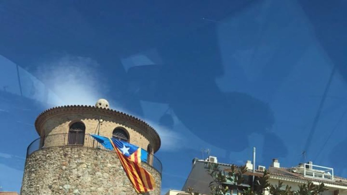 La regidora socialista Ana López denuncia la presència d'una estelada en un edifici públic