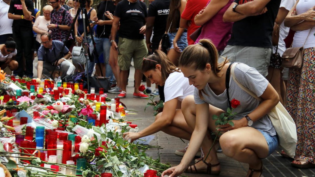 Barcelona retirarà aquesta nit els espais memorials i en deixarà un a l'inici de les Rambles