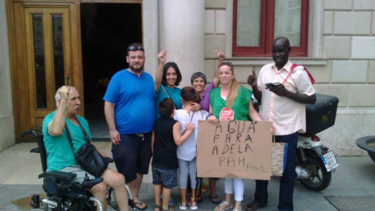 Concentració a l'Ajuntament per denunciar que una mare i dos fills no tenen aigua corrent