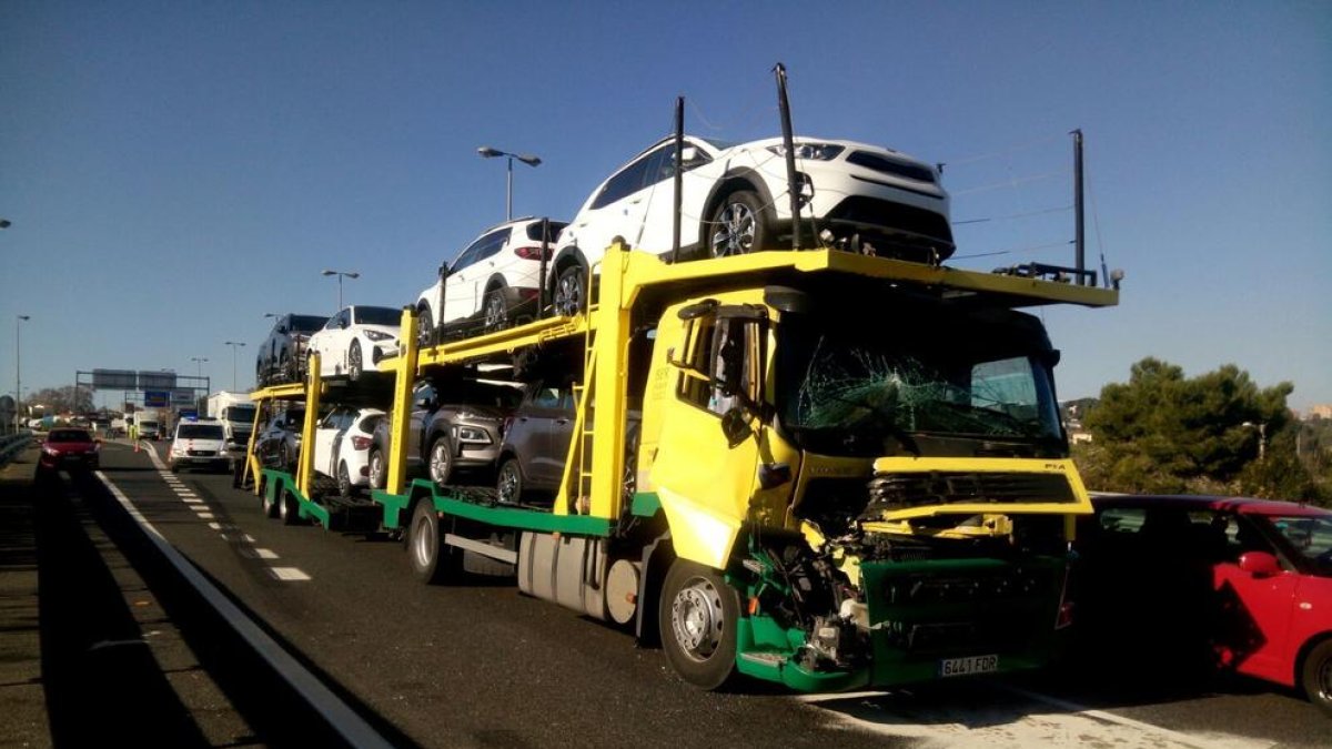 La col·lisió de dos camions a l'A7 de Tarragona provoca retencions