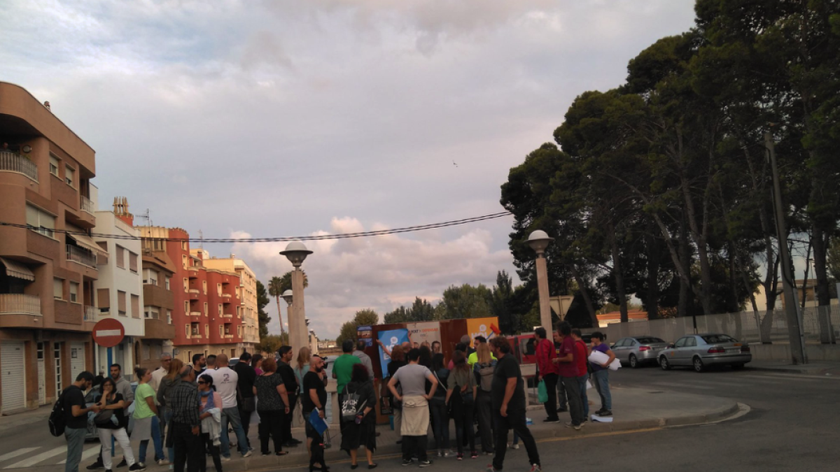 La Guardia Civil identifica en Amposta a cuatro personas y los requisa diecinueve carteles de la campaña para el 1-O