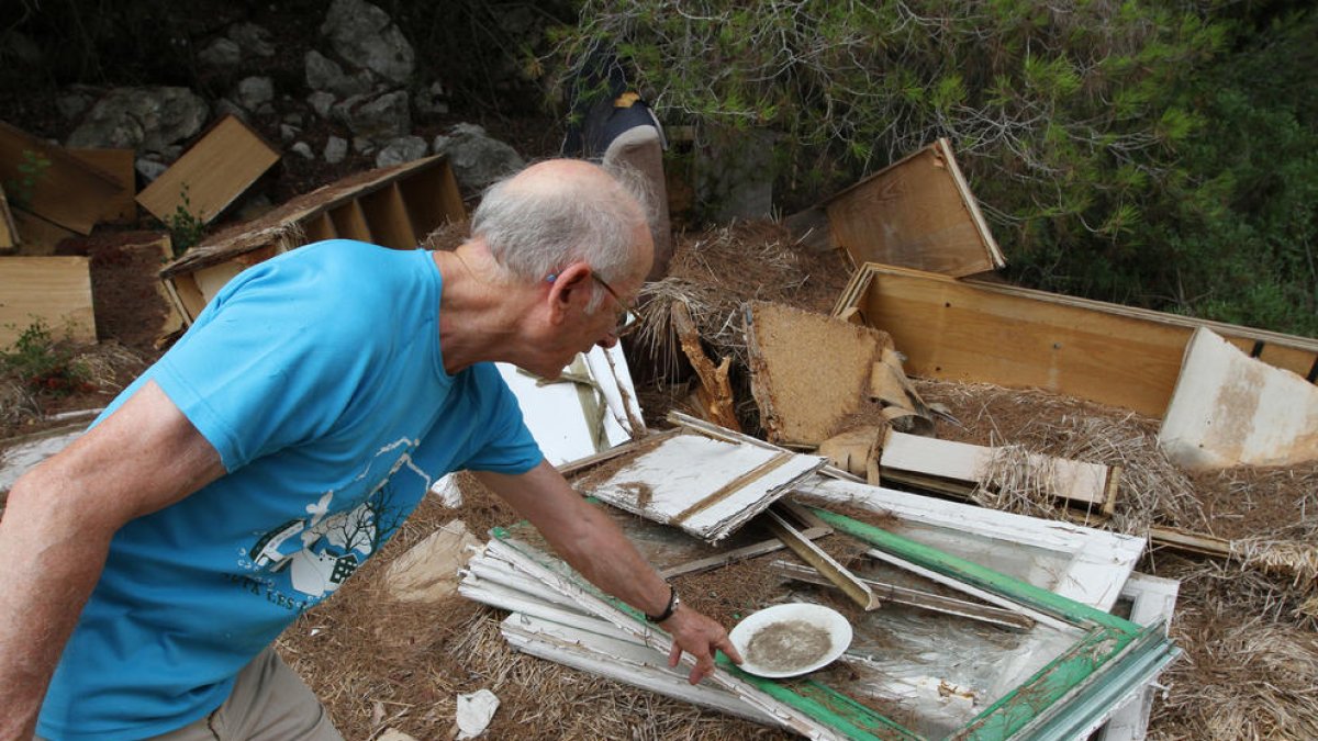 Mobles i restes d'obra s'acumulen en abocadors a la carretera del Llorito