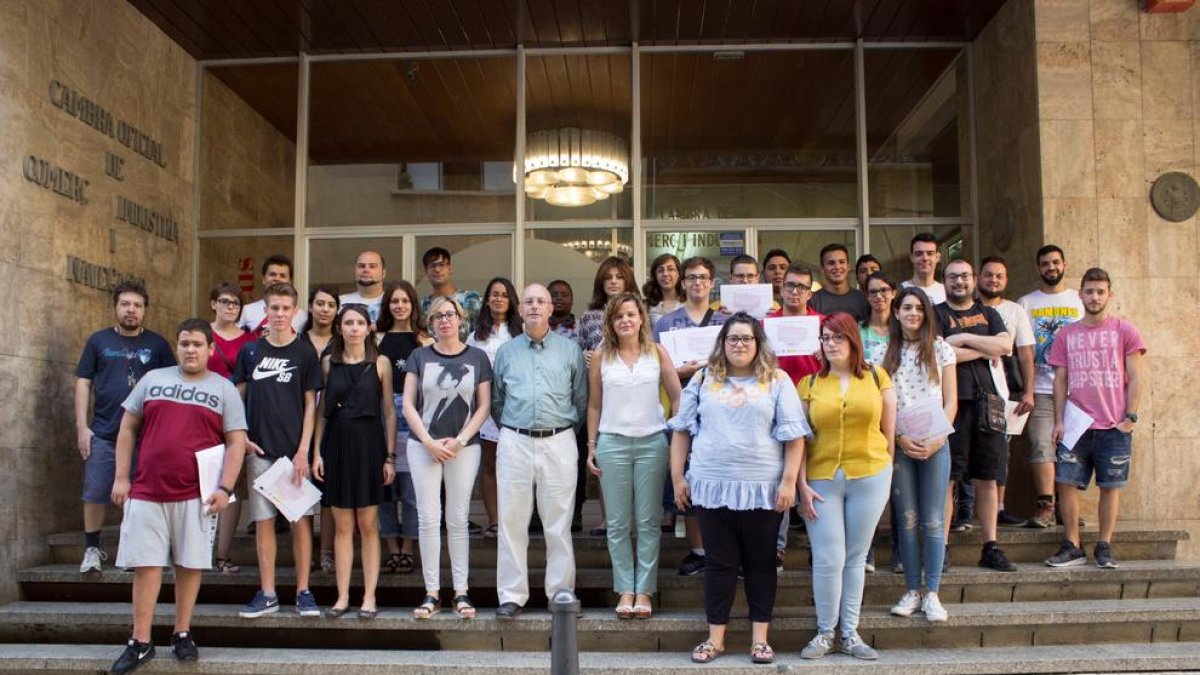 La Cambra lliura diplomes als 100 alumnes que han finalitzat els itineraris professionals