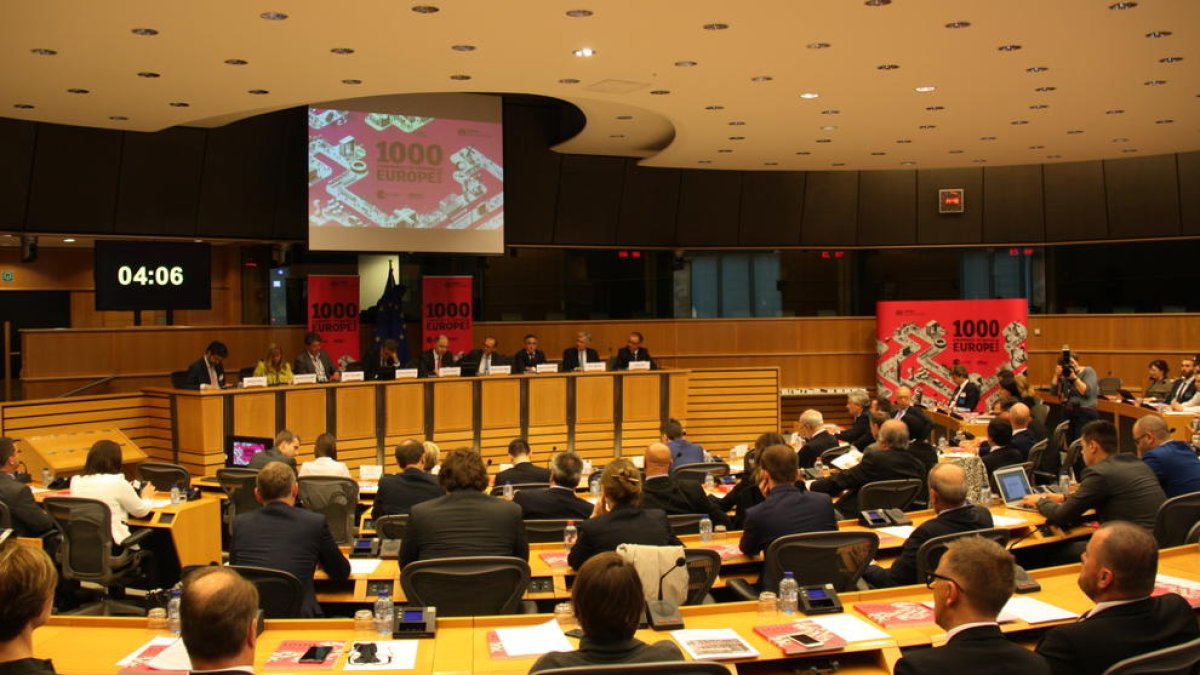 Un centenar de parlamentaris europeus insten el govern espanyol a dialogar amb Catalunya