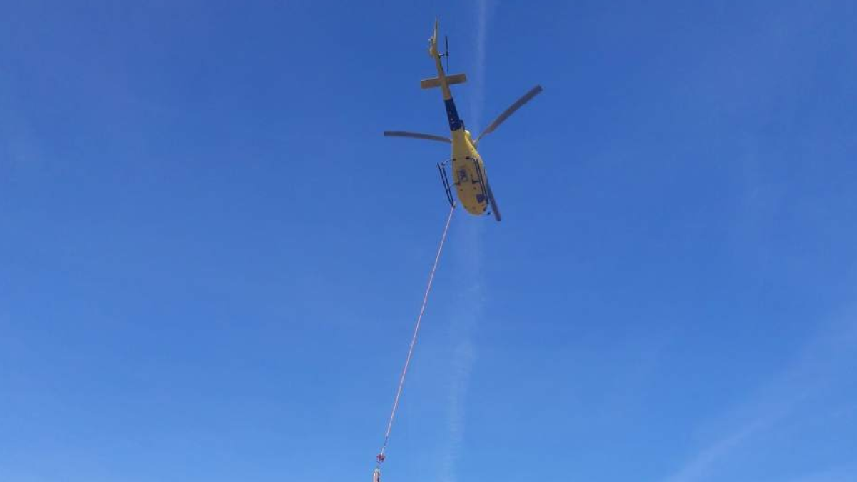 Endesa renova amb helicòpter una línia elèctrica de difícil accés del Priorat