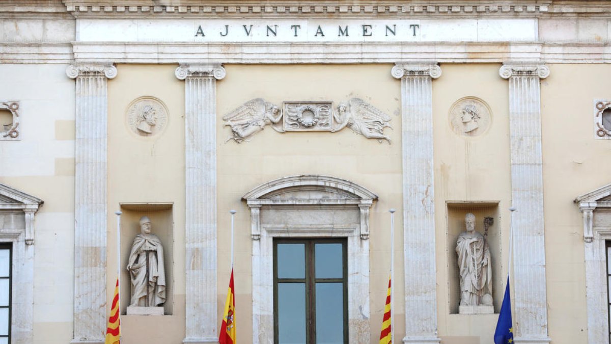 Las banderas en medio palo en la ciudad de Tarragona