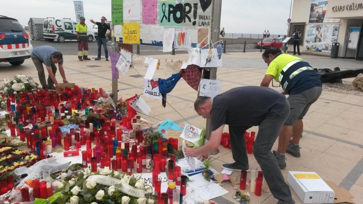 El Ayuntamiento de Cambrils recoge las ofrendas depositadas en el memorial del atentado
