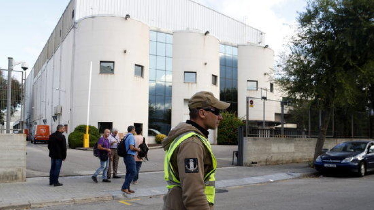 La Guardia Civil se persona en una nave de Unipost en l'Hospitalet de Llobregat pero en marcha sin llevarse nada