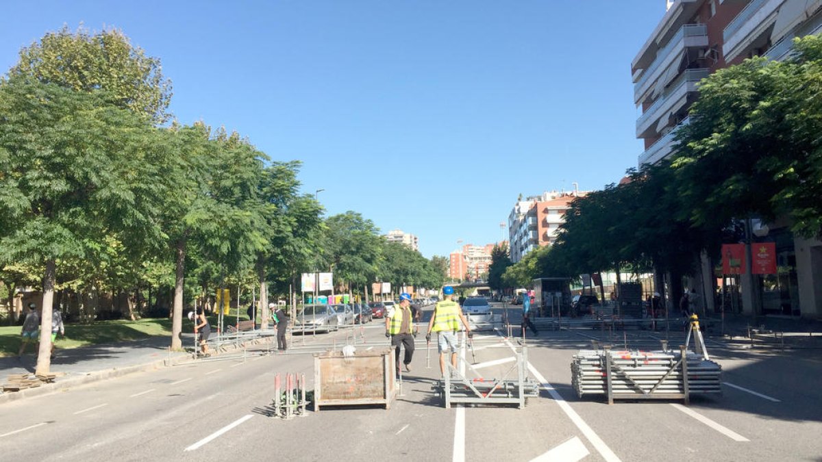 Tallat al trànsit al carrer Vidal i Barraquer en motiu del concert de Txarango