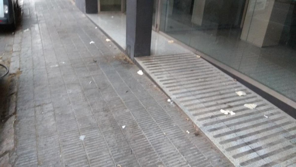 Els veïns dels Boulevars i el Cintoi denuncien la brutícia i falta de manteniment dels seus carrers