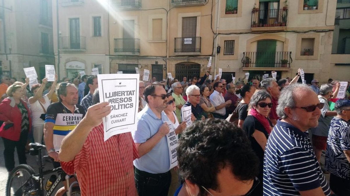 Concentraciones en Ayuntamientos e instituciones en apoyo a Sànchez y Cuixart