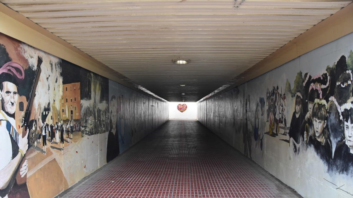Pintures murals amb imatges de la Festa Major decoren el pas soterrat de la Sort