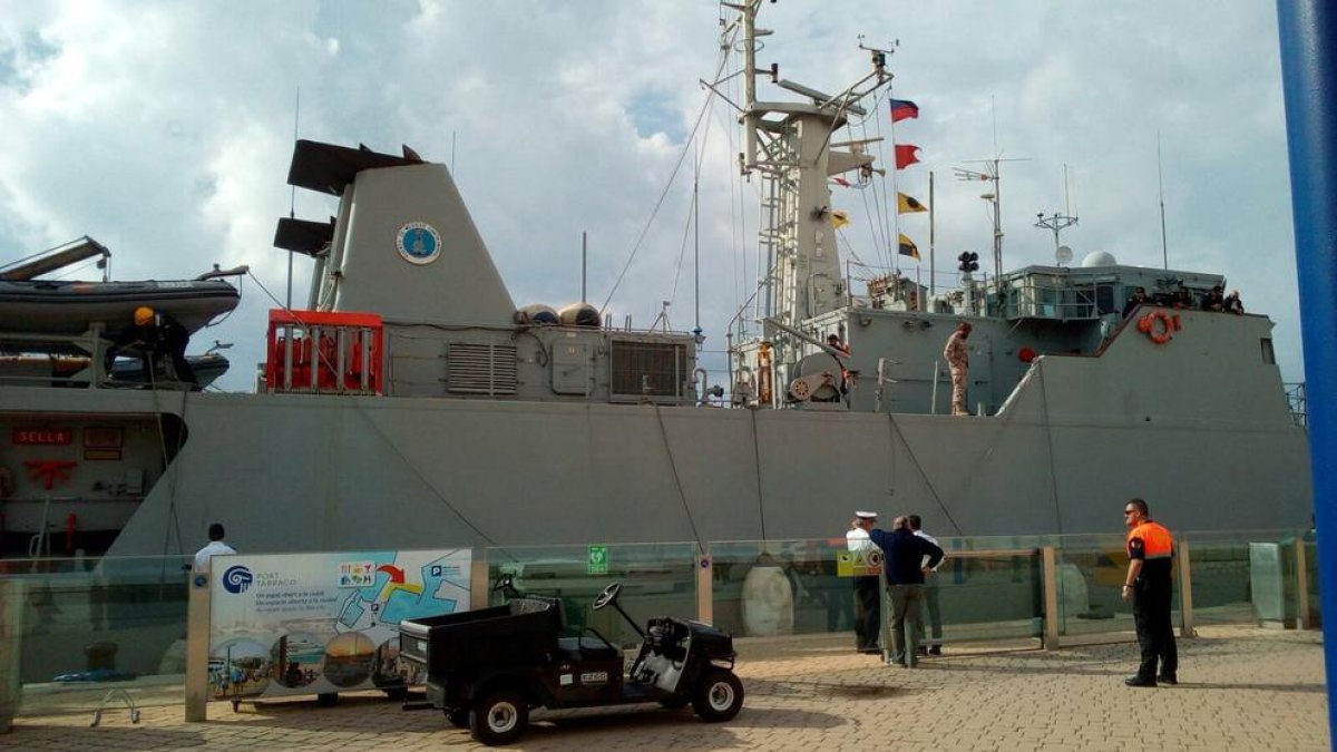 Un barco militar, en el puerto de Tarragona «por descanso de la tripulación»