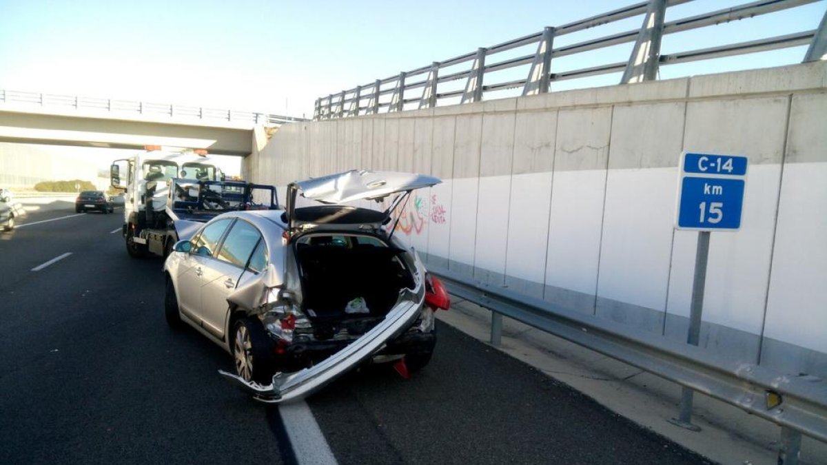 Un accidente entre dos vehículos en la C-14 deja a un herido leve