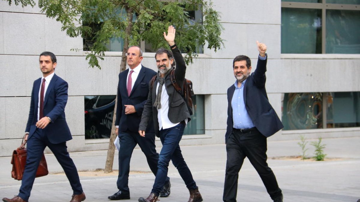 Sànchez y Cuixart piden desde prisión «serenidad» y «calma» en las movilizaciones para su liberación