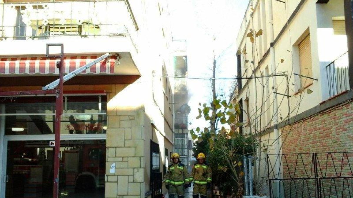 Un incendio en un piso ha obligado a desalojar a todos los vecinos