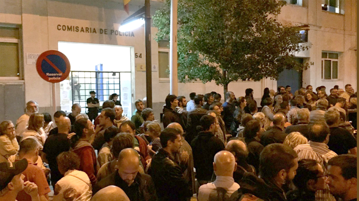 Agents de paisà de la Policia Nacional requisen material i identifiquen membres de l'ANC de Reus