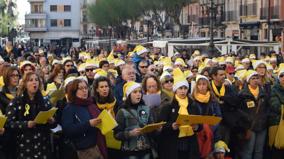 Un centenar de persones es concentren davant l'Ajuntament de Tarragona per cantar nadales