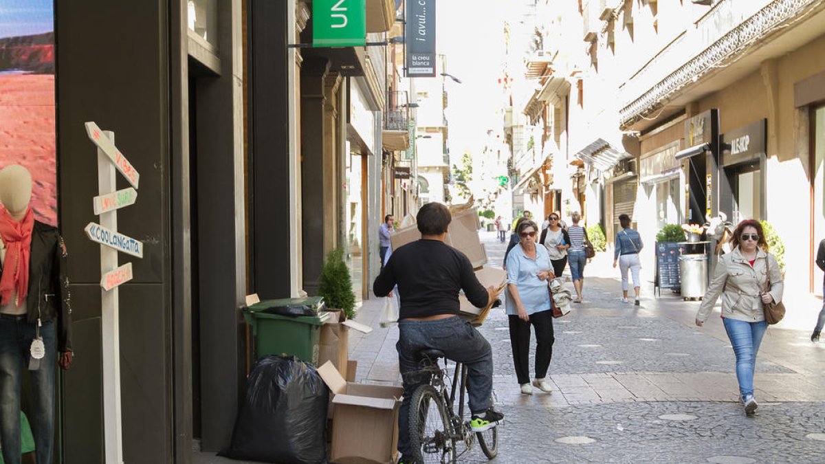 L'activitat dels 'cartroners' fa perdre a l'Ajuntament ingressos pel reciclatge