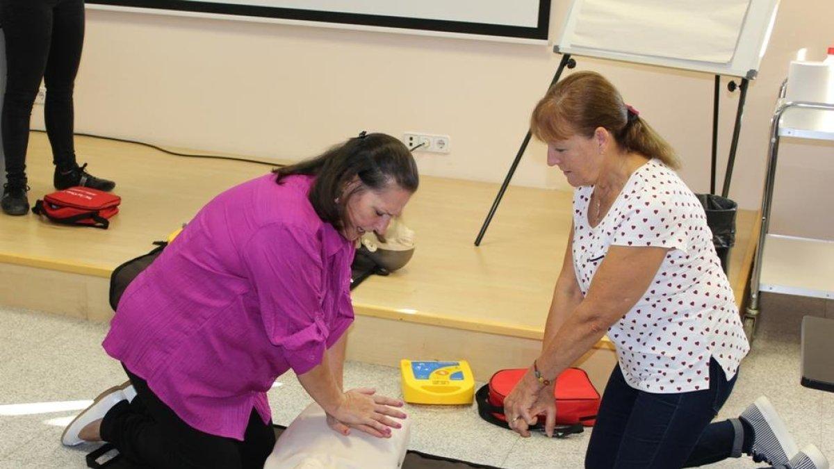 Professionals sanitaris aprenen a fer servir una aplicació de mòbil per la reanimació cardiopulmonar