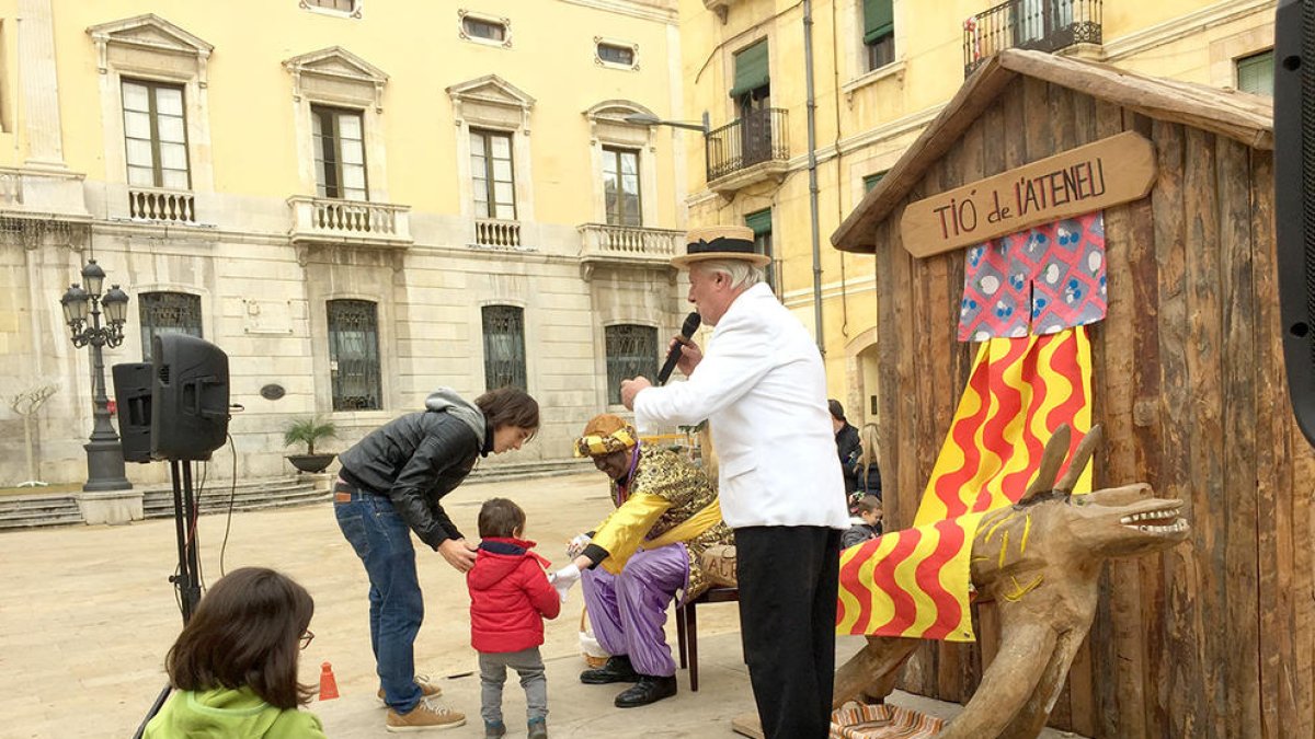 El Tió de l'Ateneu torna a cagar per Nadal a la plaça de la Font